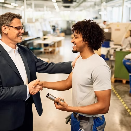 photo d'un échange en le conseiller et un gestionnaire en usine